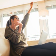 Zenével a koronavírus ellen: online programsorozattal gyűjtenek az egészségügynek