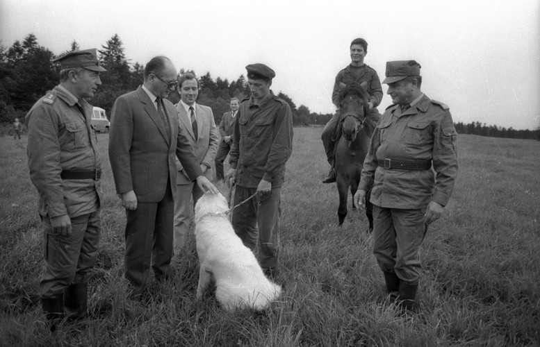I sekretarz KC PZPR Wojciech Jaruzelski z gospodarską wizytą na Podkarpaciu w 1987 roku. Rozmawia z pracownikami Służby Leśnej. Z prawej minister spraw wewnętrznych gen. Czesław Kiszczak