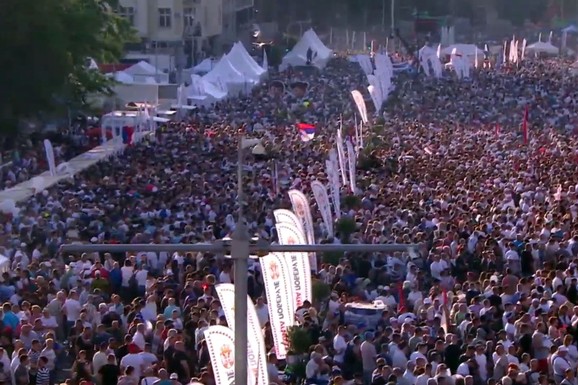 (FOTO, VIDEO) ZAVRŠEN VELIKI MITING "SRBIJA JEDNA PORODICA" ISPRED SKUPŠTINE Roboti igrali kolo na muziku Vuka Ðokića, prisustvovali predstavnici Srba iz regiona: Veliki broj građana bio i u okolnim ulicama