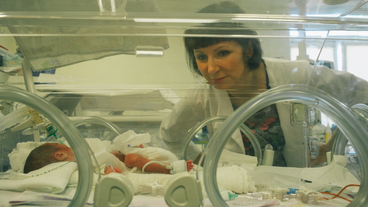 Prof. Marzena Dębska, ginekolog-położnik i perinatolog, z małym pacjentem na Oddziale Neonatologicznym Szpitala Bielańskiego w Warszawie.