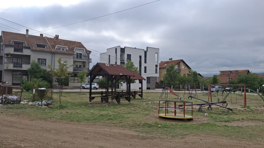 Letnjikovac u  parku gde su dvojica muškaraca prethodno sedeli  