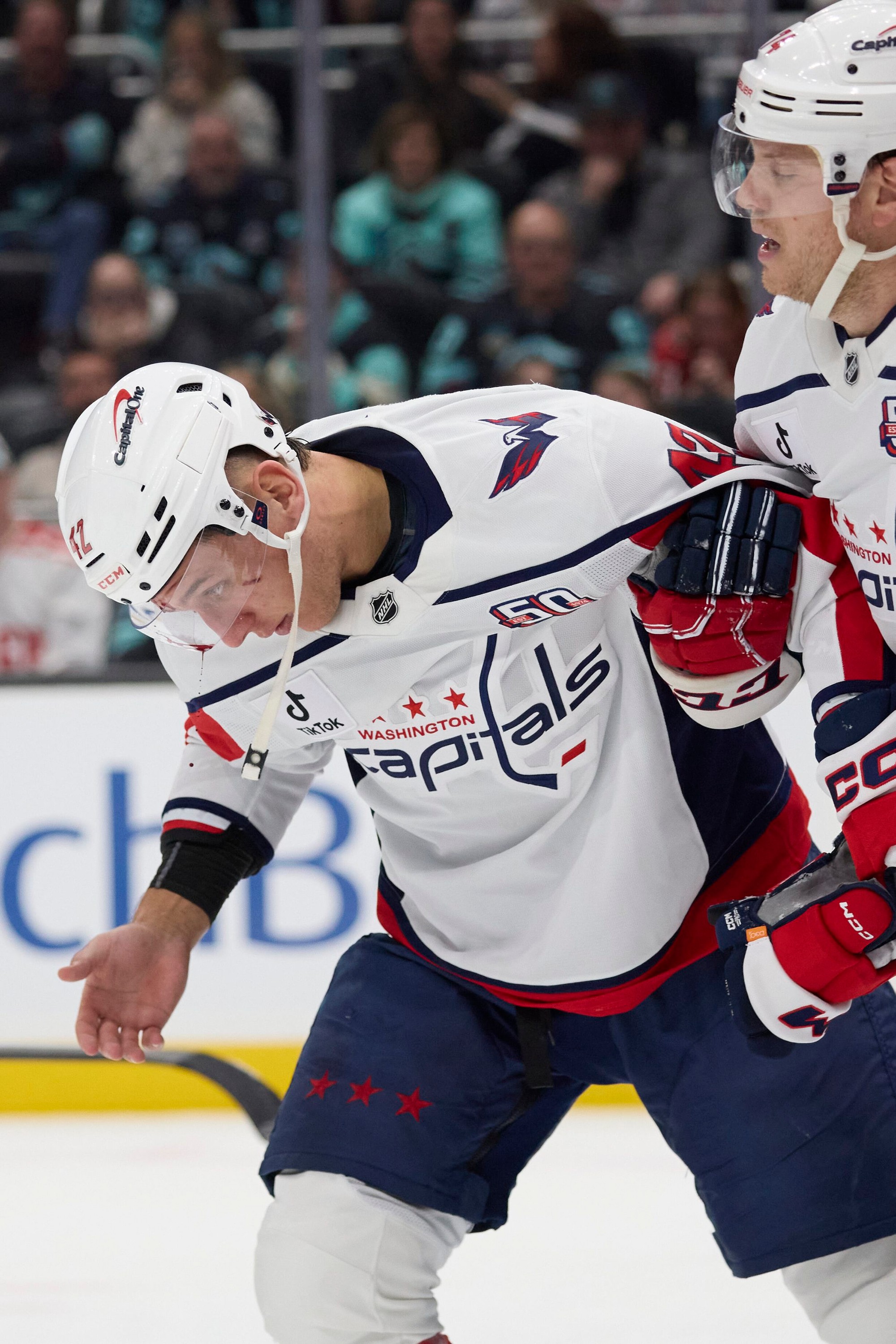 Martin Fehérváry (Washington Capitals) dostal pukom do tváre.