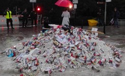 Nauczyciele znieważyli polską flagę na proteście? Jest oświadczenie ZNP