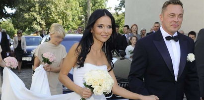 Mija 12 lat od bajkowego ślubu Pauliny Sykut i Piotra Jeżyny. Pamiętacie, jak krytykowano jej suknię?
