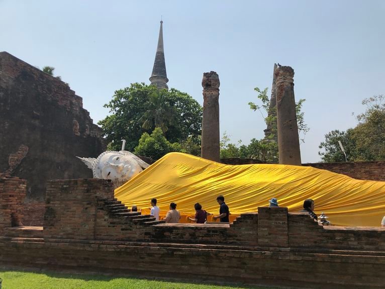 Ayuttaya - w świątyniach było sporo ludzi