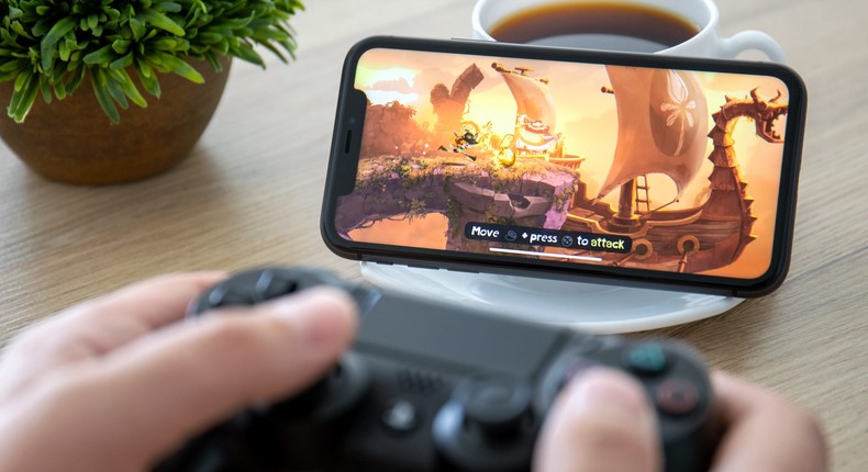 How to connect a PS4 controller to your iPhone and play mobile games ...
