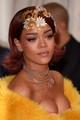 Rihanna nagyon túlzásba esett, de smink tekintetében nagyon jól teljesített, és a fejdísz is rendben van.