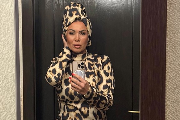 LEOPARD TURBAN NA GLAVI I MINIĆ Pevačica (45) se povukla sa estrade i živi u vili van Beograda: Sada šokirala izdanjem (Foto)