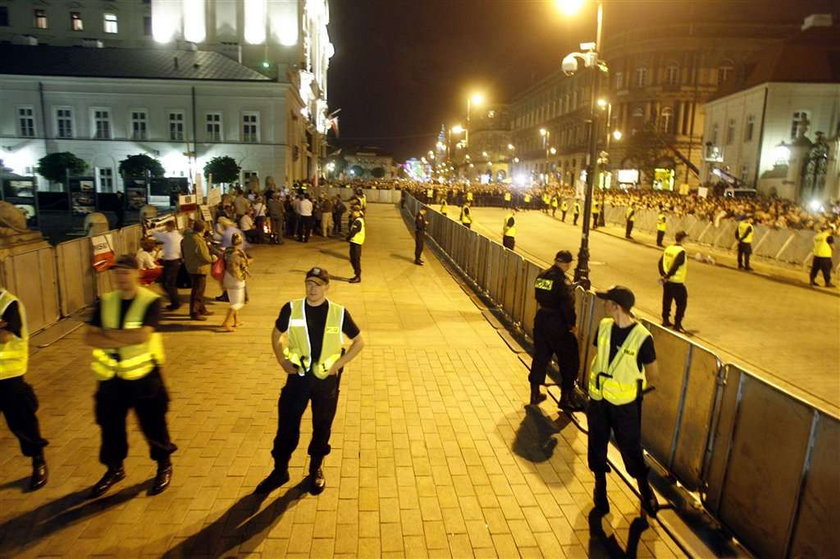 Piknik pod krzyżem przed Pałacem Prezydenckim