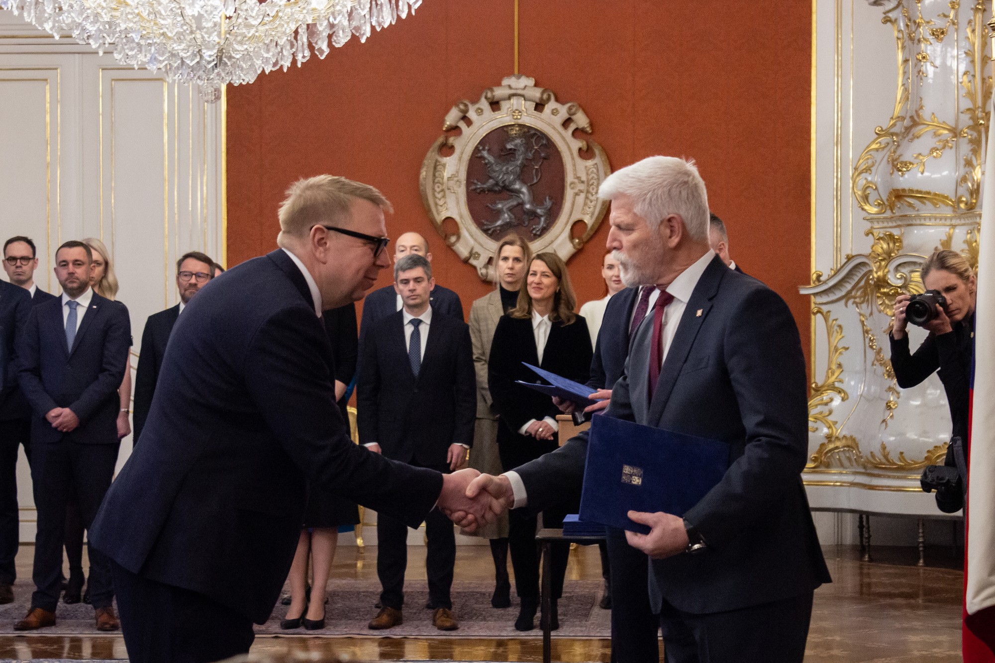 Český minister práce a sociálnych vecí Aleš Juchelka preberá od prezidenta ČR Petra Pavla poverenie.