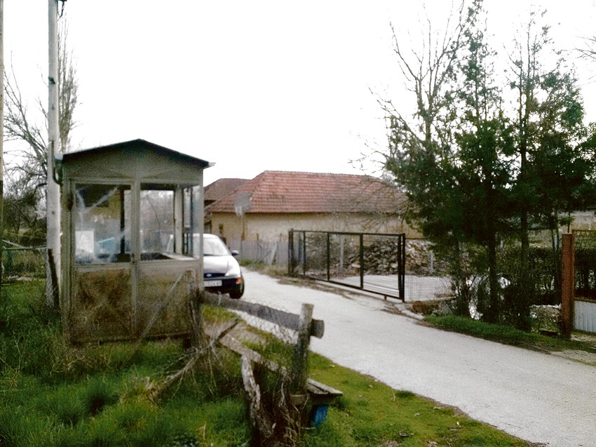 Kuća Mile Đinđić u selu Prekopuce sa potpuno zapuštenom policijskom kućicom