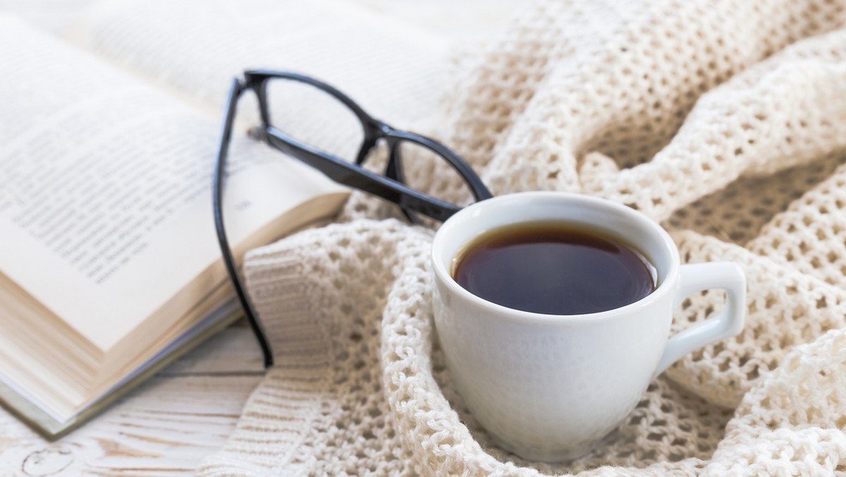 Kawa to dla wielu osób napój, bez którego nie da się żyć. Niektórzy zaczynają od niej dzień, jeszcze inni sięgają po małą czarną na koniec dnia. Ale kiedy kawa działa i smakuje najlepiej? Odpowiedzi na to pytanie postanowił poszukać Amerykański neurolog i autor wielu książek z zakresu neurologii, Steven Miller.