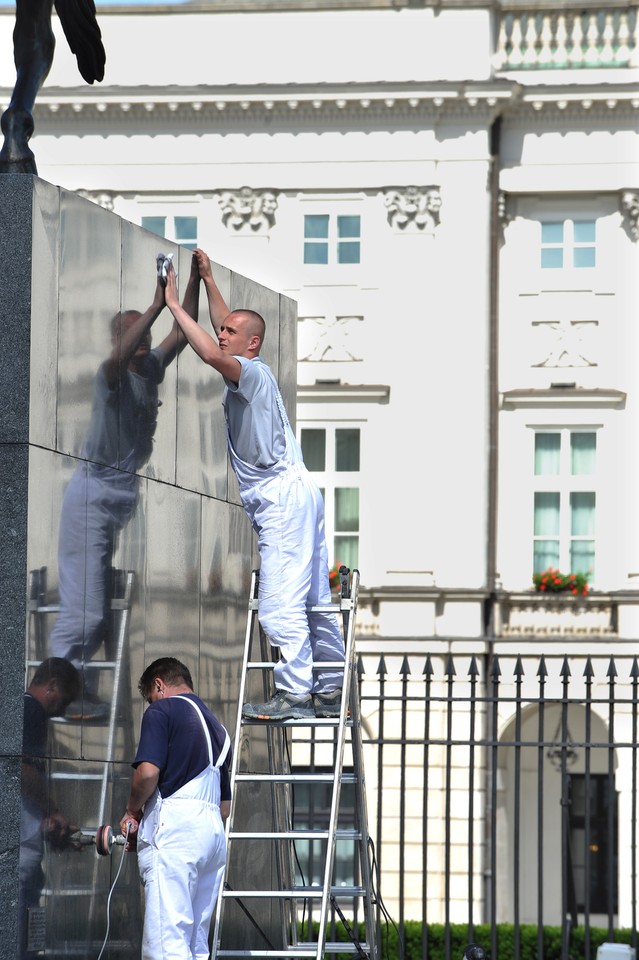 WARSZAWA CZYSZCZENIE POMNIKA PRZED WIZYTĄ BARACKA OBAMY