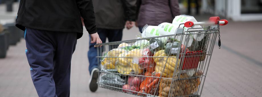 Zalecenie pozostania w domu spotkały się z niemal natychmiastową reakcją licznej rzeszy Polaków, którzy w obliczu strachu i niepewności zaczęli robić zapasy, pustosząc półki wielu sklepów. Podobne zachowania można było zaobserwować w innych krajach Europy, Azji i Ameryki