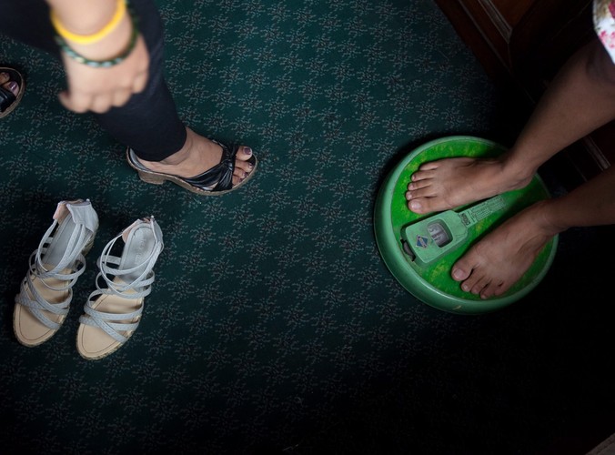 Ważenie jednej z kandydatek do udziału w konkursie