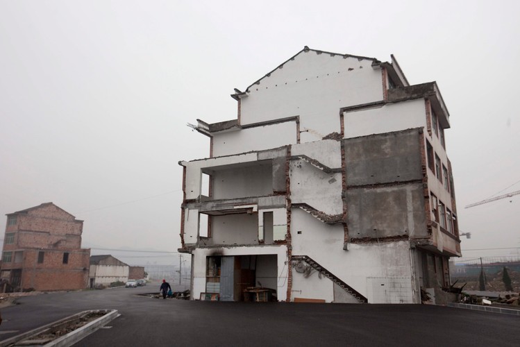 Dom na środku drogi w Wenling w Chinach