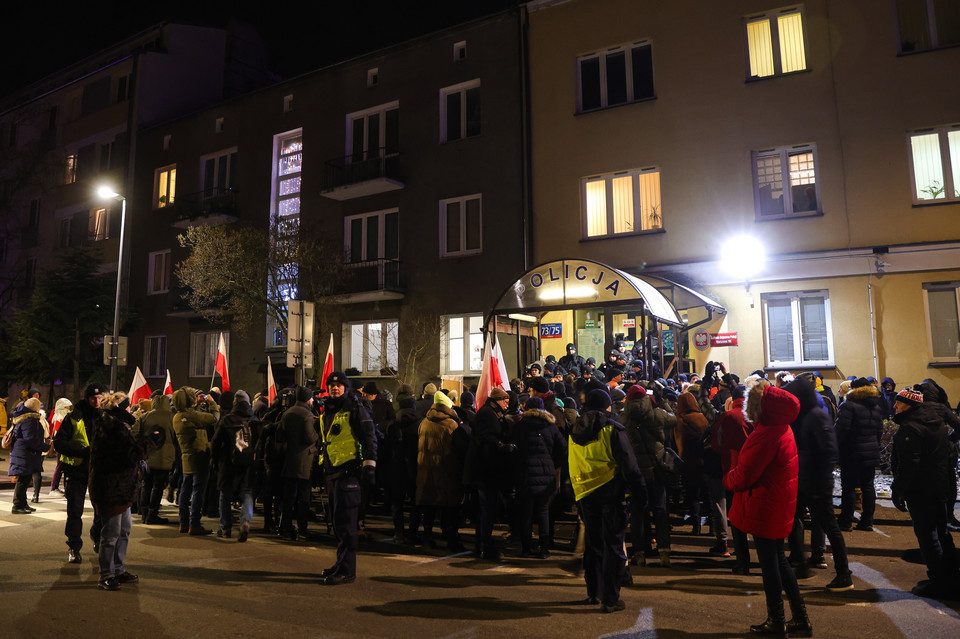 Uczestnicy protestu przed Komendą Rejonową Policji przy ul. Grenadierów w Warszawie