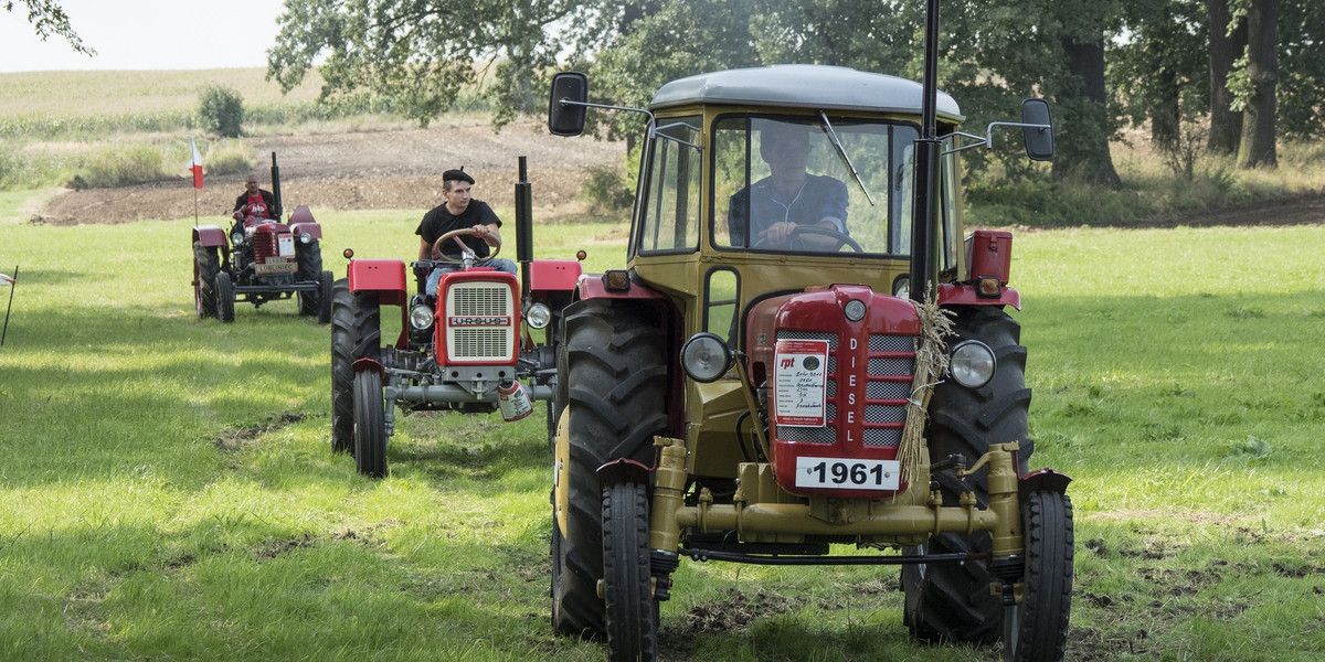 Wyścigi zabytkowych traktorów Zetor 3011 Ursus c 330 i Zetor 25