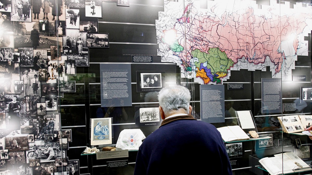 Zdjęcia, dokumenty czy pamiątki osobiste przekazane przez Sybiraków oglądać można w centrum edukacyjno-wystawienniczym Muzeum Pamięci Sybiru w Białymstoku. Otwarto je dzisiaj w centrum miasta. To namiastka placówki, która w Białymstoku ma powstać.