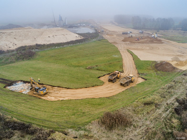 Budowa drogi ekspresowej S-1 - odcinek węzeł Oświęcim - Dankowice - zdjęcia z drona - 15.11.2022 - autor: GDDKiA