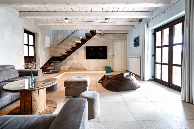 Vlasnici Mauricio i Larisa nisu mogli ni da sanjaju da će njihov kompleks vila sa bazenom jednog dana biti na televiziji.