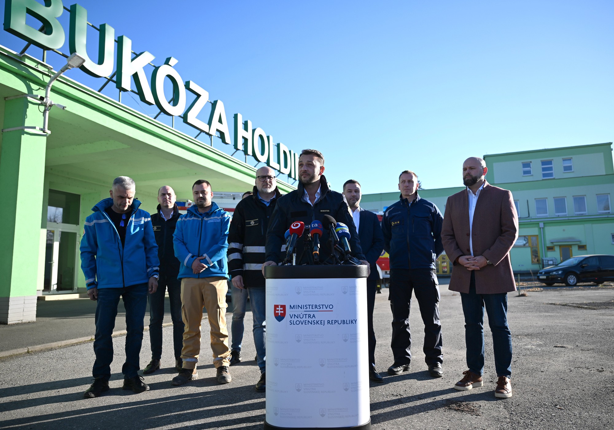 Minister vnútra SR Matúš Šutaj Eštok počas tlačovej konferencie pred hlavnou bránou do bývalého areálu Bukóza Holding.