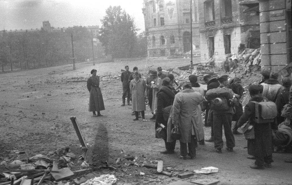 Jedno ze zdjęć z Powstania Warszawskiego prezentowanych na wystawie "Warszawa. Feniks z popiołów" w Hiroszimie