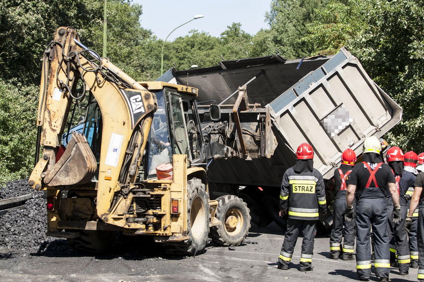 Tir z węglem przygniótł osobowego Nissana