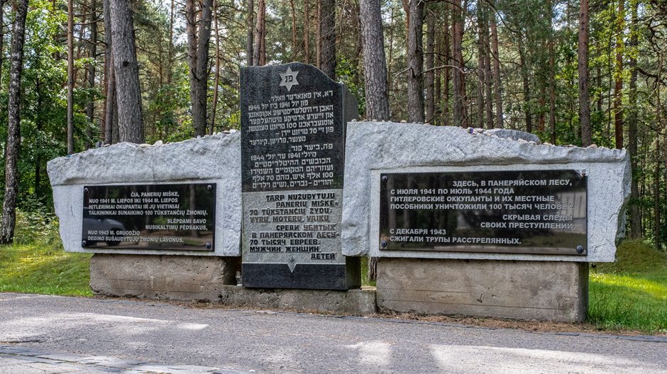 Tablice upamiętniające zbrodnię w Ponarach