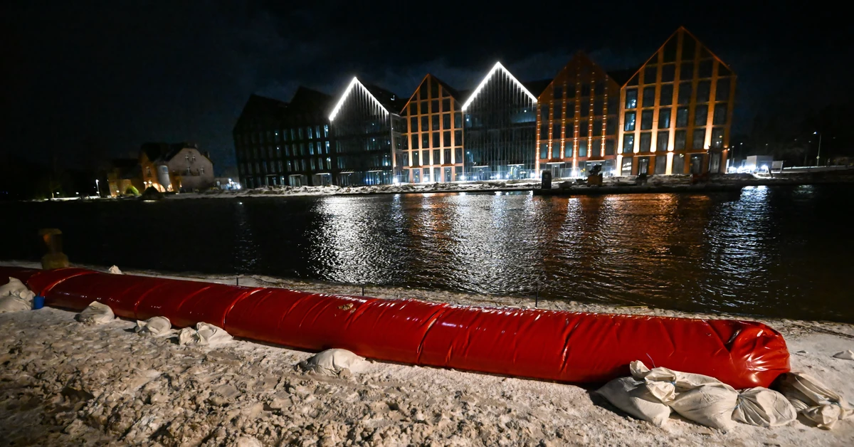 Rośnie zagrożenie. Wyrwa w wale przeciwpowodziowym na rzece Elbląg