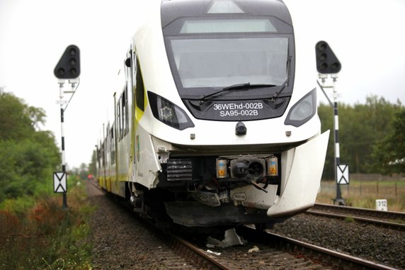 Wypadek na przejeździe kolejowym. Auto wjechało wprost pod pociąg