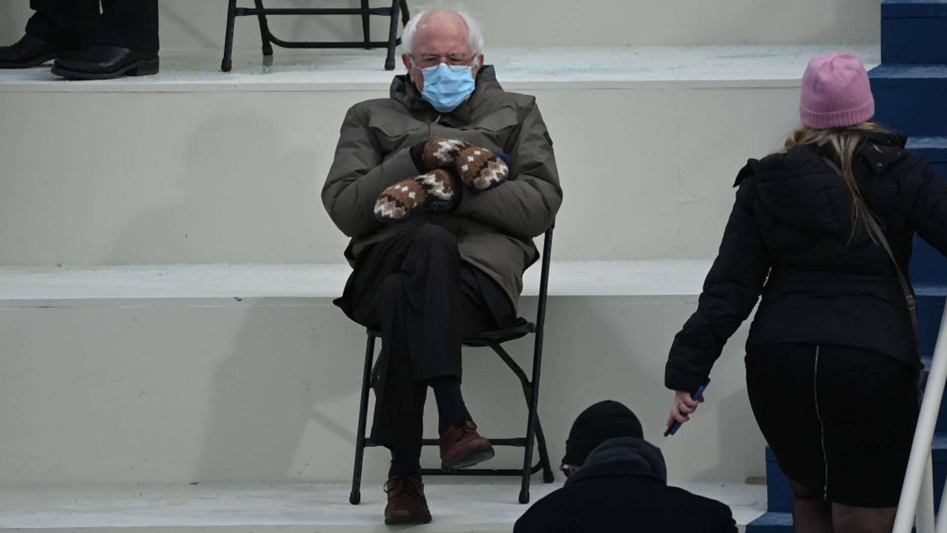 Više se priča o rukavicama Bernija Sandersa nego o haljini Lejdi Gage sa inauguracije predsednika Amerike