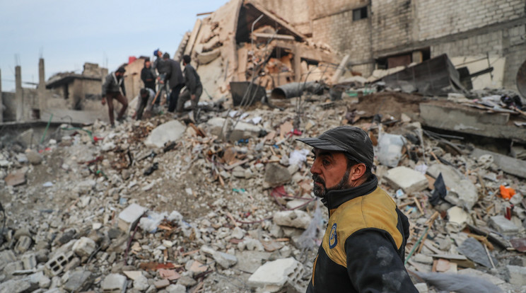 Túlélők után kutatnak a Fehér Sisakosok mentőszervezet önkéntesei épületromok közt a szíriai főváros, Damaszkusz közelében fekvő Hamoriában 2018. január 9-én, miután feltehetőleg a szíriai kormányerők légitámadást intéztek a város felkelők uralta negyede ellen /Fotó: MTI/EPA/Mohamed Badra