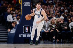 Luka Doncic z triple-double, Mavericks wygrali jednym punktem [WIDEO]