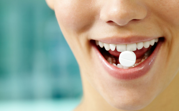 Tabletka między zębami