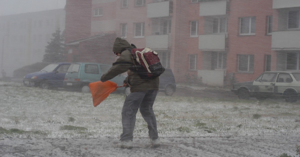 Zawieje sparaliżowały kraj. Kto odpowiada za odśnieżenie chodników? Za zalegający śnieg są grzywny
