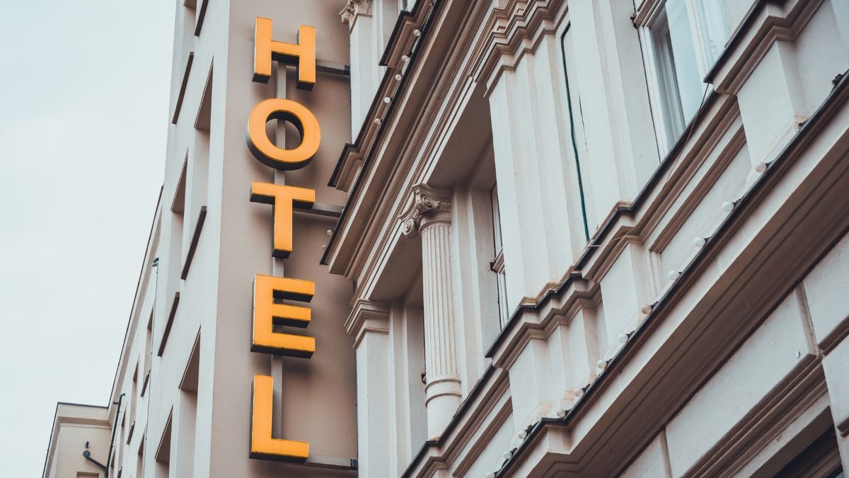 Românii cheltuie miliarde pe vacanțe în străinătate, dar străinii ne ocolesc. Planul de urgență propus de hotelieri pentru salvarea turismului românesc