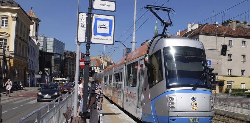 Mkną po szynach... granatowe tramwaje