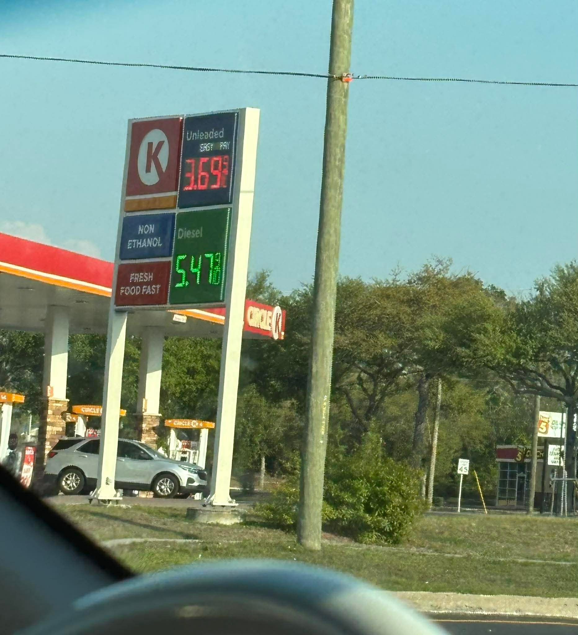 Ceny benzínu na čerpacích staniciach v USA.