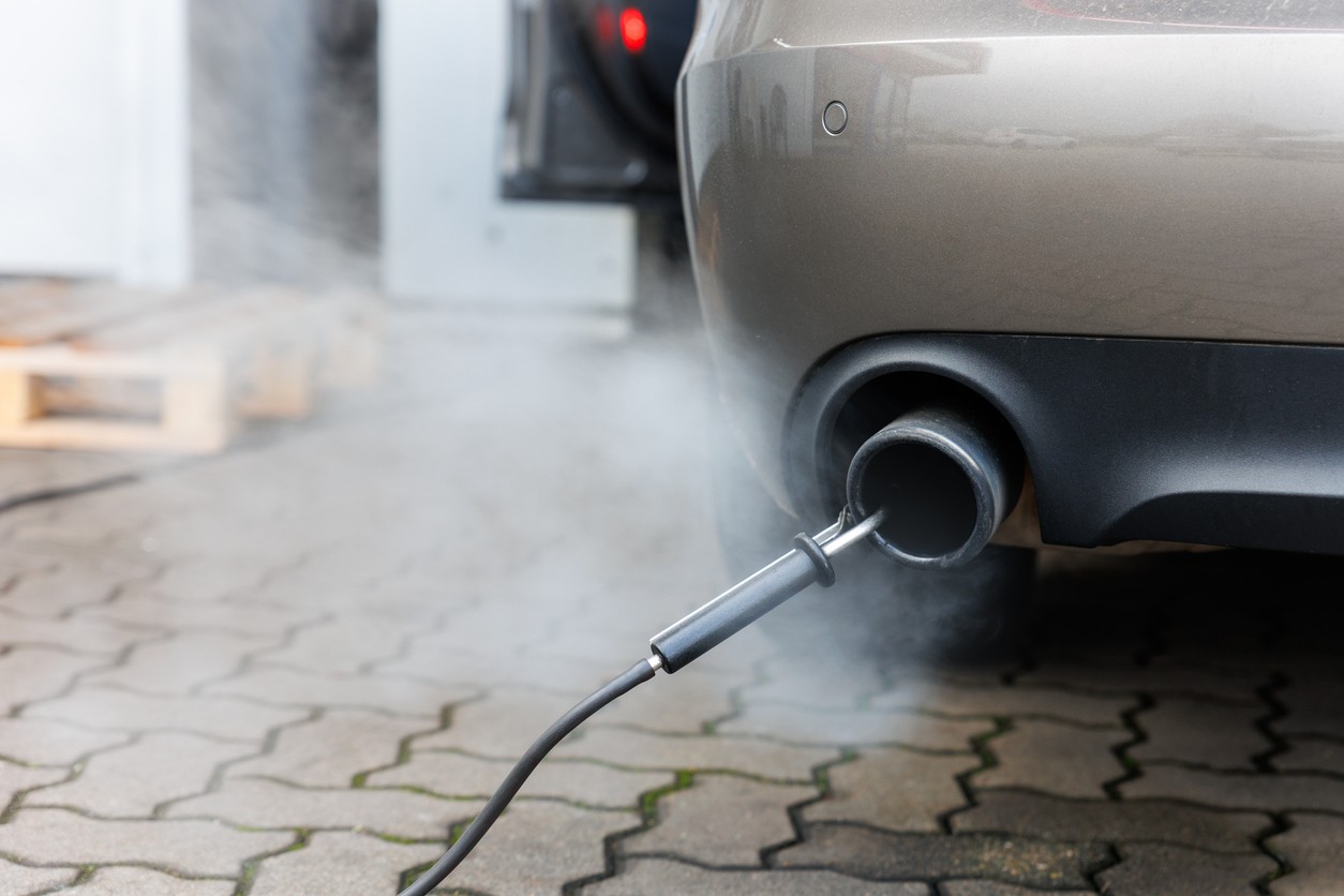 Meranie emisií výfukových plynov počas povinnej kontroly vozidla. 