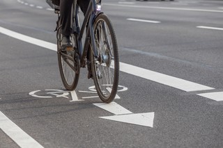 Jazda rowerem po chodniku. Kiedy to dozwolone, a kiedy grozi mandat?