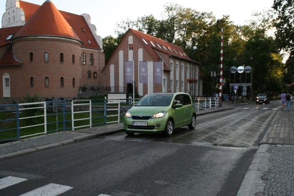 Skoda Citigo na zabytkowym moście w Giżycku