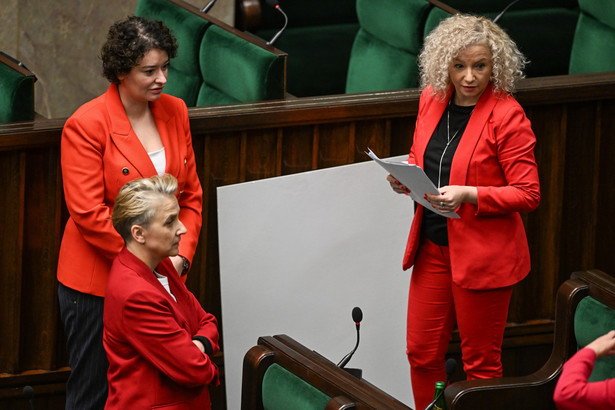 Minister ds. równości Katarzyna Kotula oraz posłanki Lewicy Anna Maria Żukowska i Joanna Scheuring-Wielgus na sali obrad Sejmu w Warszawie, Sejm zajmuje się czterema projektami dotyczącymi przepisów aborcyjnych. Dwa projekty w listopadzie złożyła Lewica: jeden z nich częściowo depenalizuje aborcję i pomoc w niej, drugi umożliwia przerwanie ciąży do końca 12.