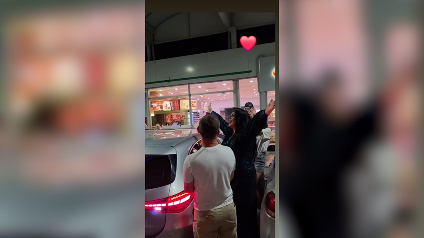 Dragana Mirković pevala fanovima ispred pumpe