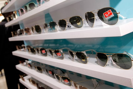 Właściciel marki Ray-Ban przejmie globalną sieć sklepów optycznych, w tym salony Vision Express