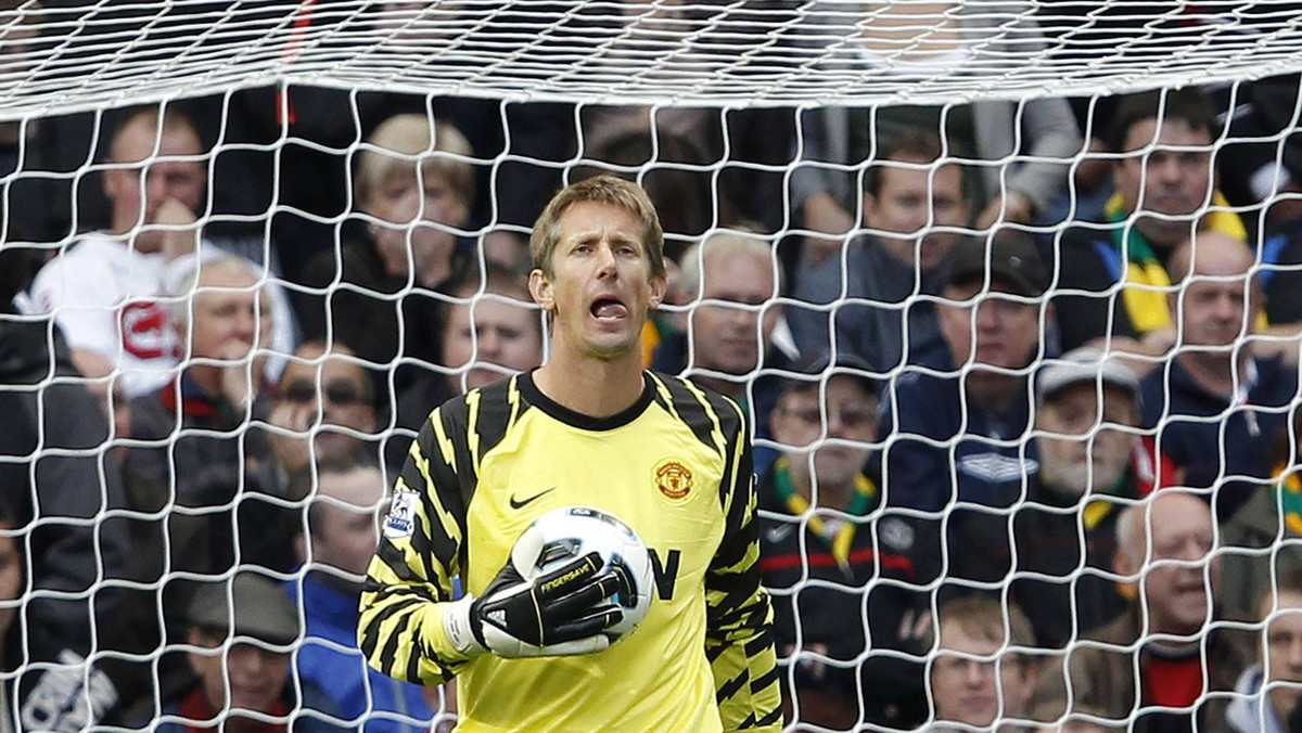 Manchester United uległ Arsenalowi Londyn 0:1 w meczu 35. kolejki Premier League i ma już tylko trzy punkty przewagi nad Chelsea, z którą zmierzy się za tydzień na Old Trafford. W meczu na Emirates Stadium arbiter podjął kilka kontrowersyjnych decyzji. - W powtórce telewizyjnej wyglądało, że powinien być rzut karny - powiedział bramkarz United, Edwin van der Sar, o sytuacji, w której w polu karnym  upadł Michael Owen, a arbiter pozostał niewzruszony.