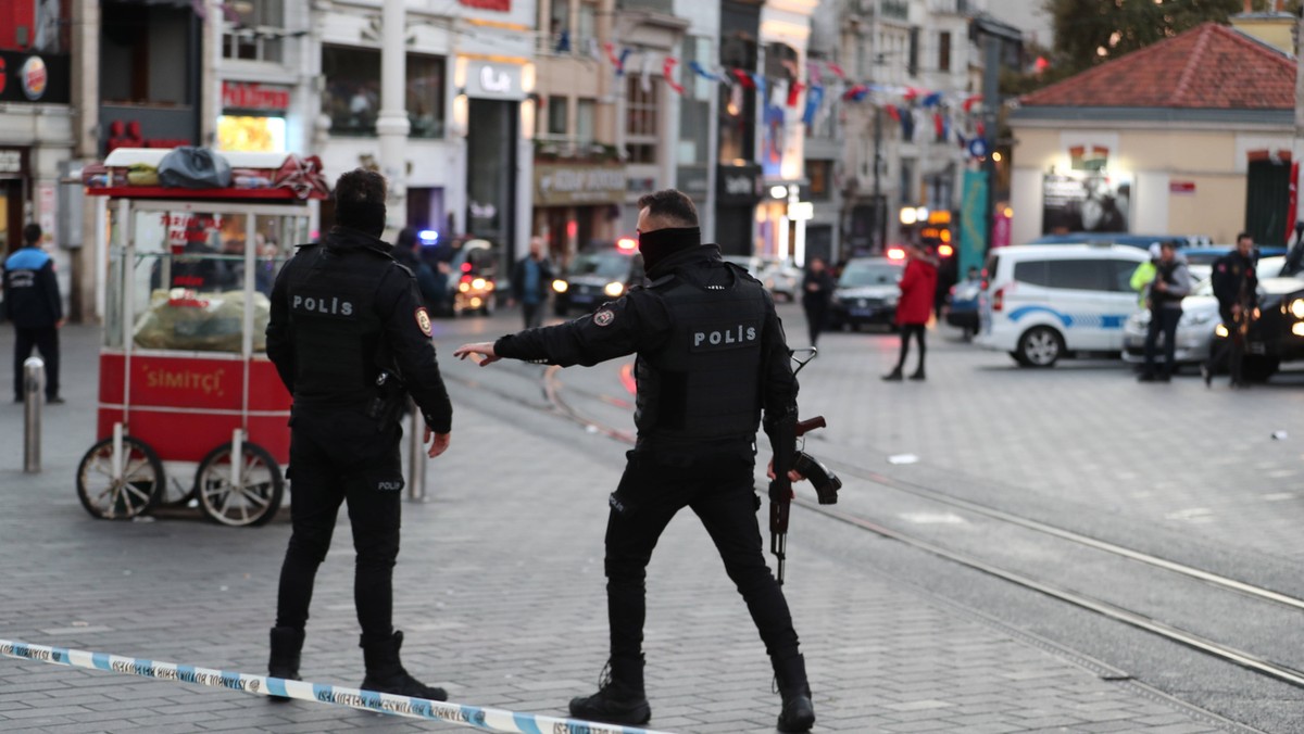 Policjanci zabezpieczający okolice ulicy Istiklal w Stambule