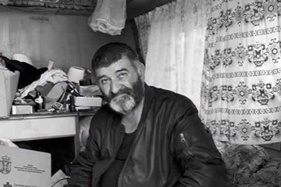 (VIDEO) "Mile nema nikoga. Nema ko da mu dođe na sahranu. Ispratiću ga kako dolikuje": Umro ratni veteran sa KiM, živeo je u kontejneru, smrt bila brža od useljenje u novu kuću