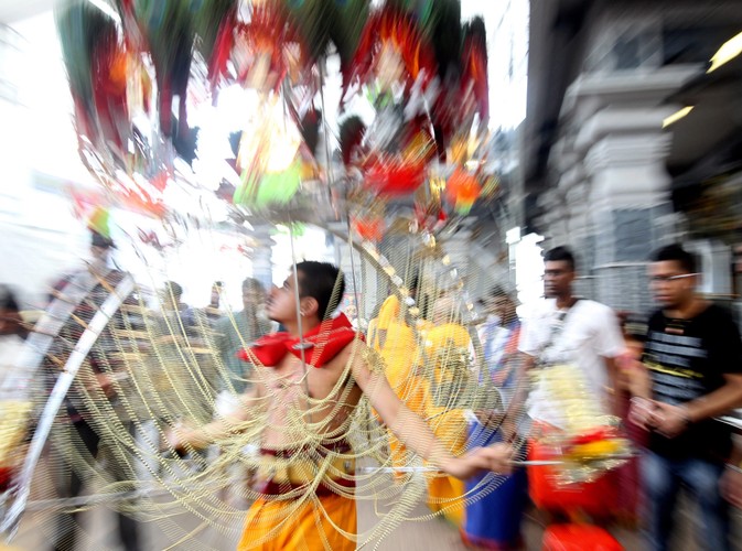 Uczestnicy tradycyjnej procesji pokazują swe poprzebijane i ozdabiane ciała. Co więcej, w takim 'stroju' nawet tańczą