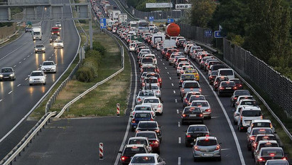 Útinform: megélénkült a forgalom a Balaton és Ausztria felé – Erre számíthatunk az utakon szombat reggel 